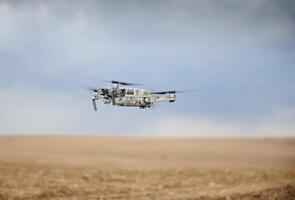 portatile quadcopter contro un' blu cielo con bianca cirro nuvole. foto