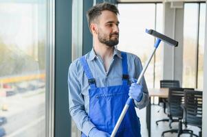 lavoratore pulizia finestre servizio su alto salire edificio foto