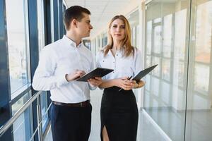 professionisti avendo un' discussione nel un' ufficio ambientazione. foto