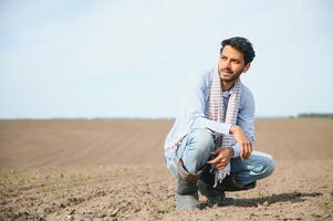 giovane indiano contadino a agricoltura campo. foto