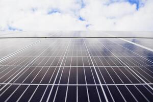 il pannello solare produce energia verde ed ecologica dal sole. foto