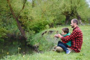 padre e figlio che pescano insieme foto