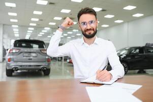 io avere un' nuovo macchina. cliente firma auto contratto di locazione modulo. foto