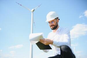 ingegnere è controllo energia produzione su vento turbina. lavoratore nel mulini a vento parco foto