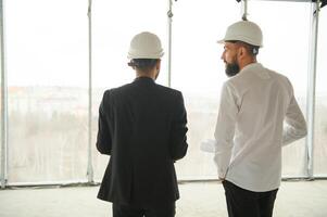 costruzione concetto di multirazziale ingegnere e architetto Lavorando a costruzione luogo con blu Stampa foto