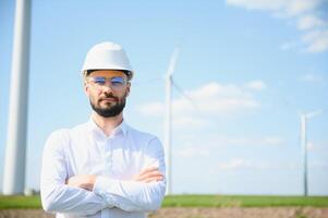 ingegnere Lavorando a alternativa rinnovabile vento energia azienda agricola - sostenibile energia industria concetto foto