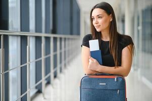 turismo, vacanza, vacanza, infanzia e mezzi di trasporto concetto - sorridente poco ragazza con viaggio Borsa al di sopra di aeroporto sfondo foto