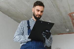 un' dedito lavoratore fare calcoli per Materiale per appartamento nel costruzione processi. foto