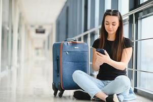 ragazza a il aeroporto finestra foto