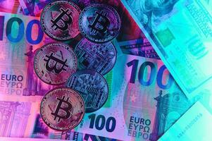 i soldi sfondo. Stati Uniti d'America dollaro con Euro banconote e bitcoin criptovaluta investire concetto. foto