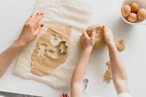 giovane madre e figlio nel cucina fabbricazione biscotti. foto