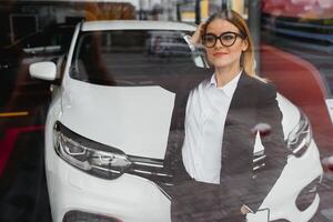 attività commerciale donna acquista un' auto a un' auto concessionaria foto