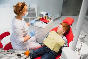 ragazzo soddisfatto con il servizio nel il dentale ufficio. concetto di pediatrico dentale trattamento foto