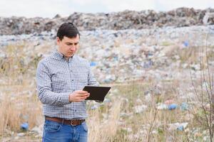 spazzatura raccolta differenziata concetto. uomo su cassonetto. conservazione il ambiente pulire. ecologico i problemi. foto