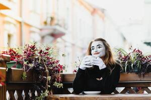 mimo comico potabile caffè. ragazza mimo bevande caffè nel Parigi. foto