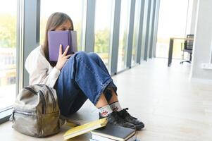 solitario triste scolara mentre tutti sua compagne di classe ignorato suo. sociale esclusione problema. bullismo a scuola concetto. foto