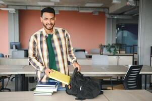 contento indiano maschio alunno a il Università foto