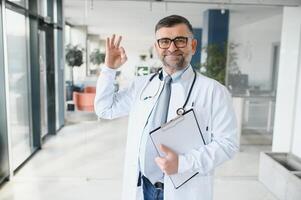 anziano nel un' sala. medico nel un' uniforme. uomo nel un' occhiali. foto