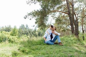 padre e figlio avere divertimento insieme nel natura. padre e figlio giocando. persone avendo divertimento all'aperto. concetto di amichevole famiglia. foto