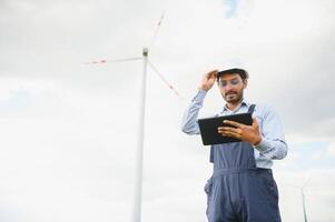 lavoratore dentro sostenibile energia industria - ingegnere Lavorando a alternativa rinnovabile vento energia stazione foto