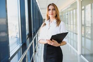 ritratto di una donna carina giovane impresa sorridente, in un ambiente d'ufficio foto