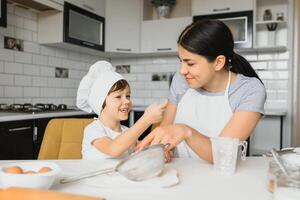 figlio e madre preparazione Impasto insieme foto