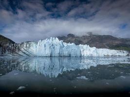 riflesso del ghiacciaio marjerie, baia del ghiacciaio, alaska foto