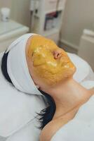 un' ragazza a un' cosmetologo fa cosmetico procedure. alginato maschera foto