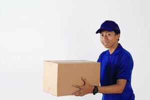 consegna uomo nel blu uniforme Spedire pacchetto nel cartone scatola. foto