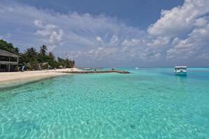 tropicale isola nel il indiano oceano Maldive foto