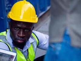 nero pelle Sud africano sicurezza casco Guarda a telecamera copia spazio maschio femmina uomo donna umano persona persone giovane adulto diversità lavoro duro e faticoso costruzione architettura industria opera lavoro americano etnia foto