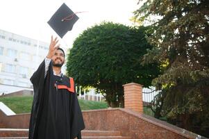 formazione scolastica, la laurea e persone concetto - contento indiano maschio diplomato alunno. foto