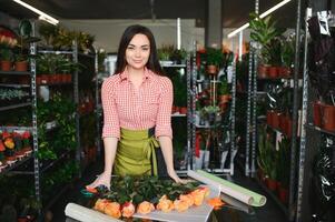 giovane bellissimo donna fioraio rendere mazzo di fiori a fiore negozio foto