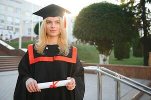 un' giovane femmina diplomato contro il sfondo di Università. foto