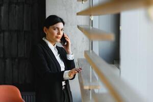 carino commerciale attività commerciale aziendale rappresentante donna modello brunetta sorridente nel grande edificio sala atrio foto