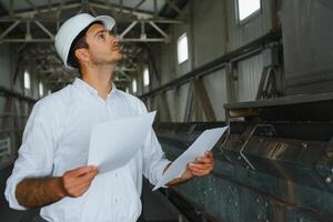 contento maschio industriale tecnico dentro un' fabbrica foto