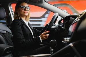 giovane attività commerciale donna guida nel sua auto per opera. riuscito attività commerciale concetto. attività commerciale donna guida foto