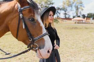 ritratto di giovane bella allegro donna con cavallo a estate foto