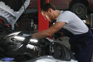 auto meccanico Lavorando su auto motore nel meccanica box auto. riparazione servizio. foto