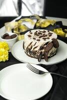 oreo torta di formaggio includere cioccolato, crema, zucchero con forchetta e fiori servito nel piatto isolato su tovagliolo lato Visualizza di bar cibo foto