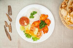 pollo tikka boti con insalata, pianura Riso, chutney e pane, roti servito nel un' piatto isolato su tavolo superiore Visualizza di indiano spezie cibo foto