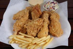 regolare fritte pollo con patatine fritte, mayo tuffo e insalata servito nel un' piatto isolato su tavolo lato Visualizza di mezzo est cibo foto