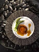 brasato testa totale australiano orecchia di mare nel Marrone salsa servito nel piatto isolato su tavolo superiore Visualizza di cibo foto