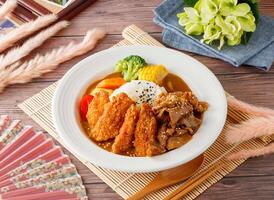 Doppio Manzo e pollo curry riso servito nel piatto isolato su tavolo superiore Visualizza di Taiwan cibo foto