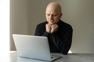 vicino su di moderno anziano uomo sedersi a casa avendo in linea consultazione con medico su computer, malato anziano maschio parlare su video chiamata consulenza con femmina infermiera utilizzando computer portatile, assistenza sanitaria concetto. foto