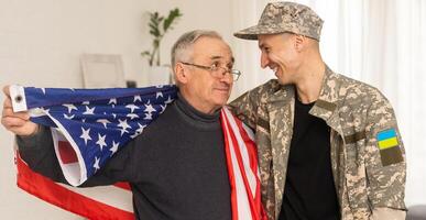 ucraino militare uomo con Stati Uniti d'America bandiera foto