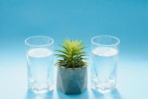 bicchieri con puro acqua e ombre su blu superficie foto