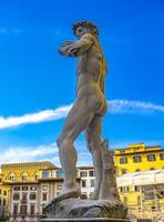 riproduzione della statua di michelangelo david davanti a palazzo vecchio a firenze foto