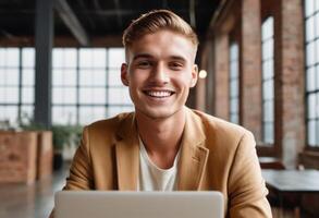 ai generato un esuberante giovane uomo con un' il computer portatile nel un stile industriale bar. il suo positività è contagioso. foto