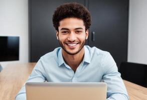 ai generato giovane uomo nel un' leggero blu camicia impegnato con il suo il computer portatile. ufficio ambientazione con un' positivo ambiente. foto